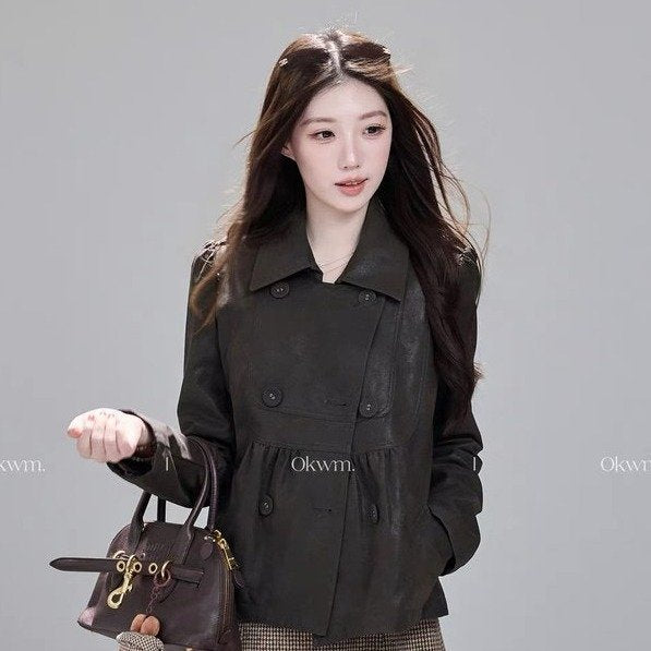 Chaqueta Corta de Cuero Sintético para Mujer – Estilo Francés con Diseño Peplum y Doble Botonadura
