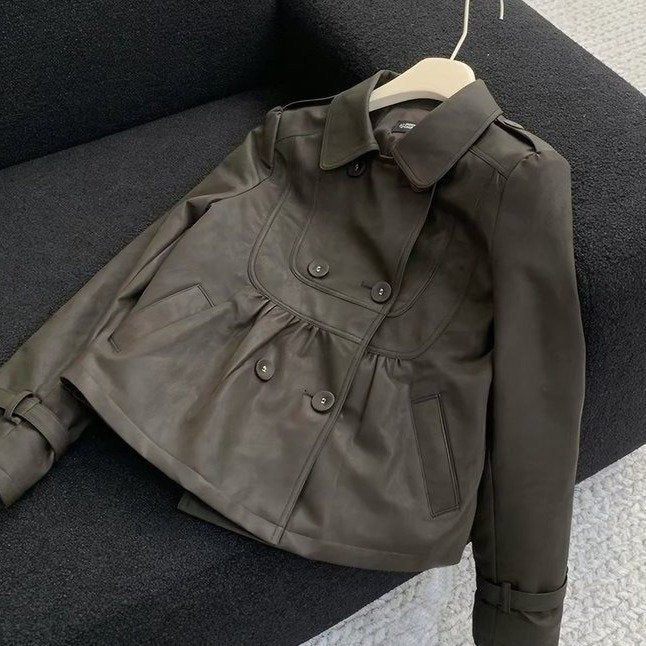 Chaqueta Corta de Cuero Sintético para Mujer – Estilo Francés con Diseño Peplum y Doble Botonadura