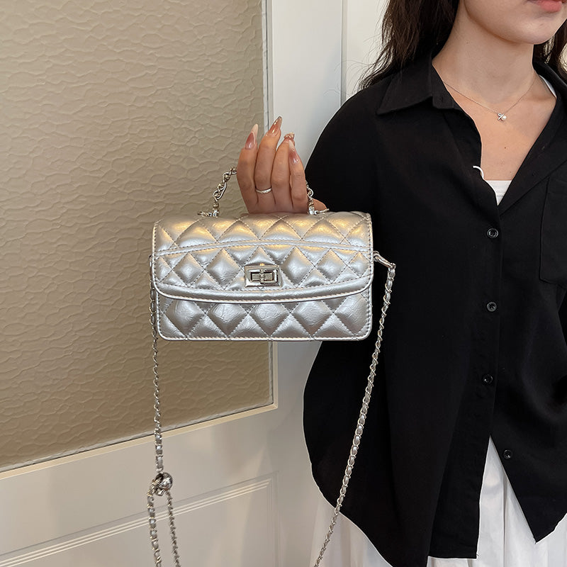 Gesteppte Mini-Lackleder-Damenhandtasche mit Kette | Elegante und kompakte Umhängetasche