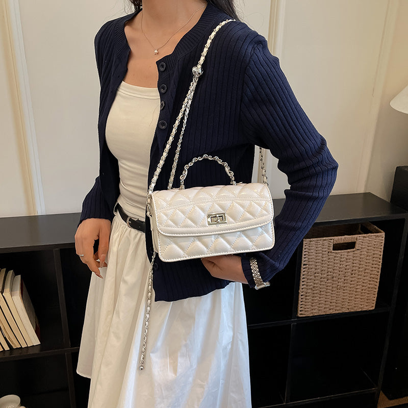 Gesteppte Mini-Lackleder-Damenhandtasche mit Kette | Elegante und kompakte Umhängetasche